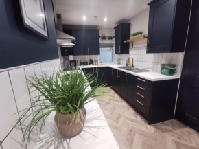 Mansel House - Sleeps 14 - By TIFA Stays